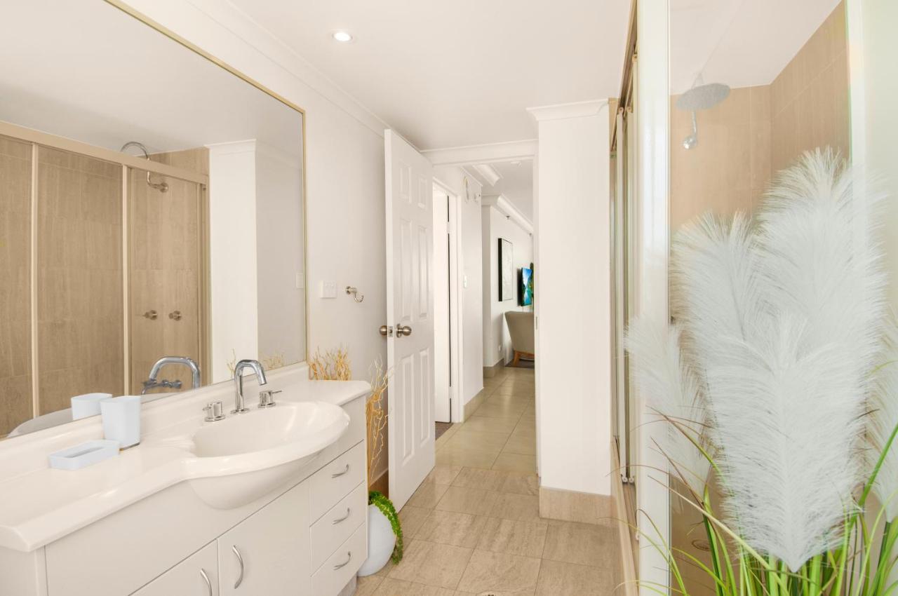 Glamorous Unit With Pools, Balcony & Ocean Vistas * Gold Coast