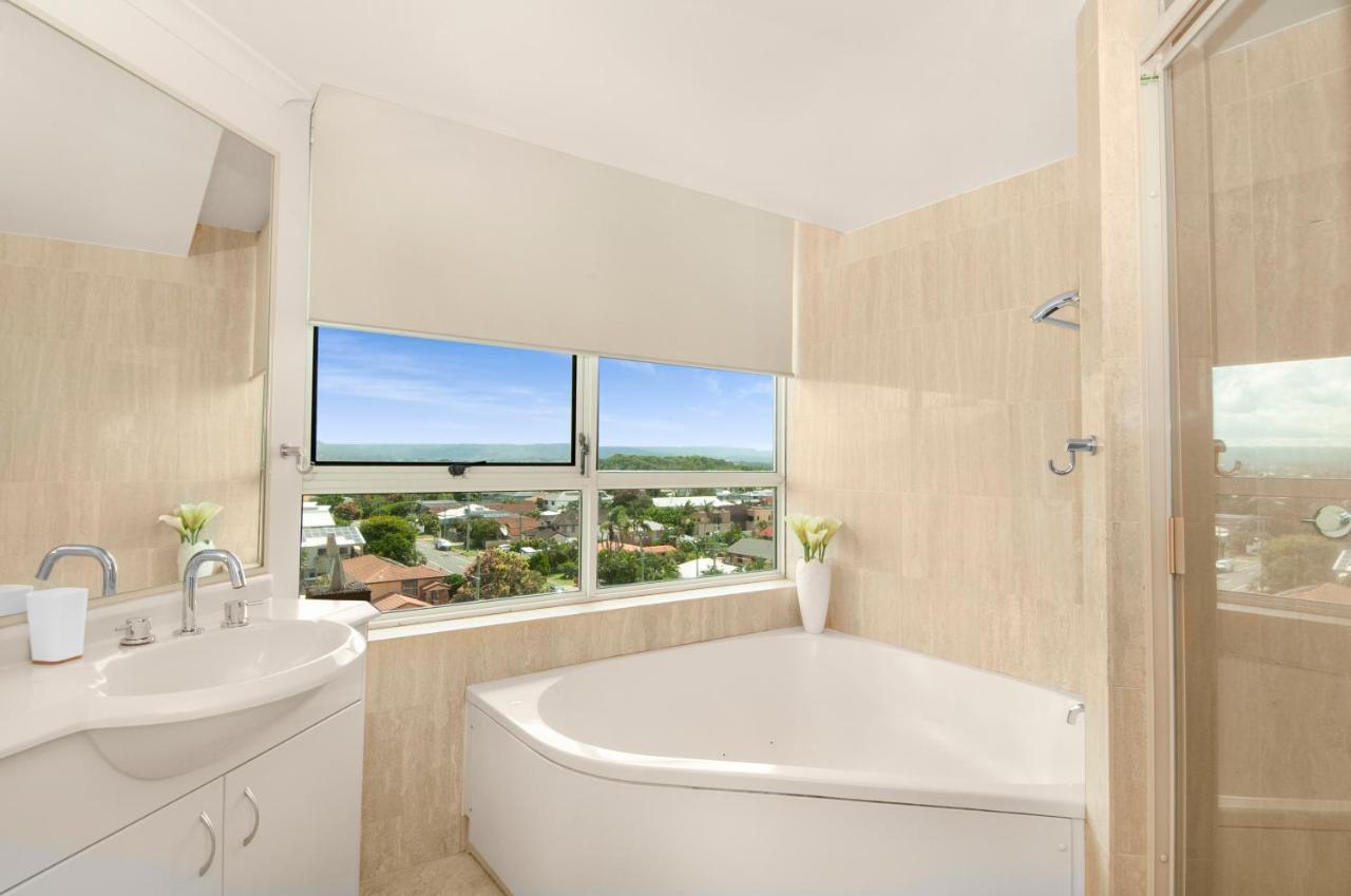 Apartment Glamorous Unit With Pools, Balcony & Ocean Vistas