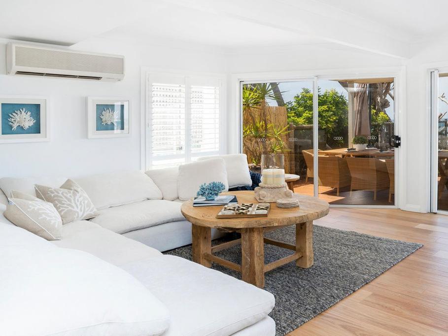 Absolute Beachfront Family Size Villa Gold Coast