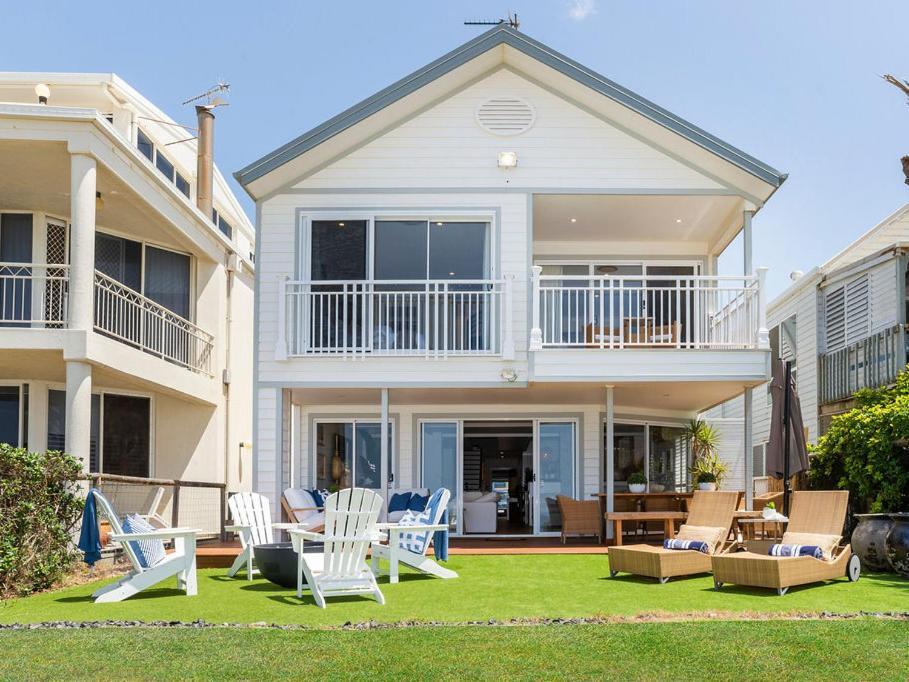 Absolute Beachfront Family Size Villa *