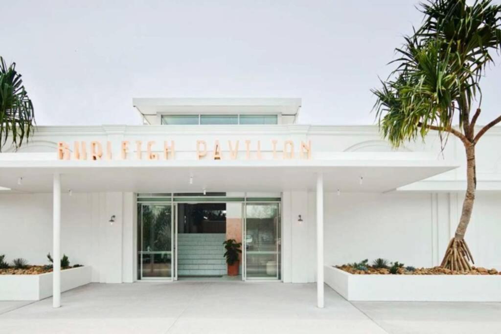 The Coconut Crib- Waterfront Burleigh Apartment