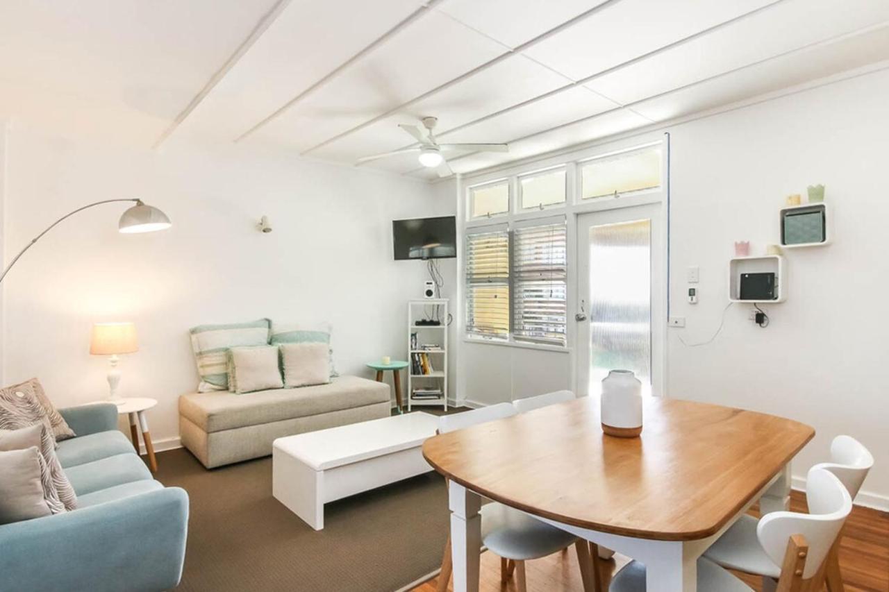 1 Bedroom Funky Steps To The *