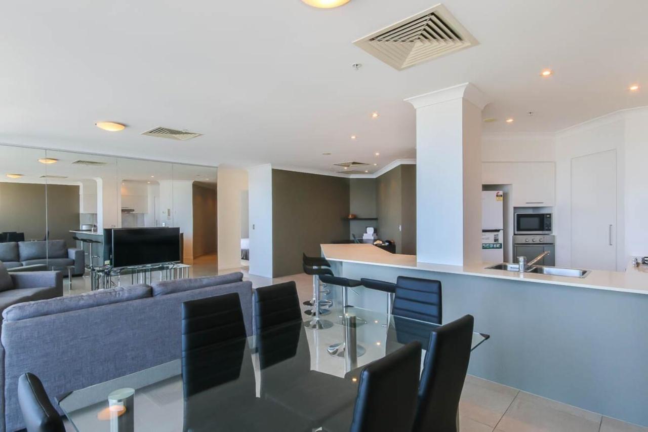 Spacious 3 Bedroom On The 39th Floor With Pool * Gold Coast