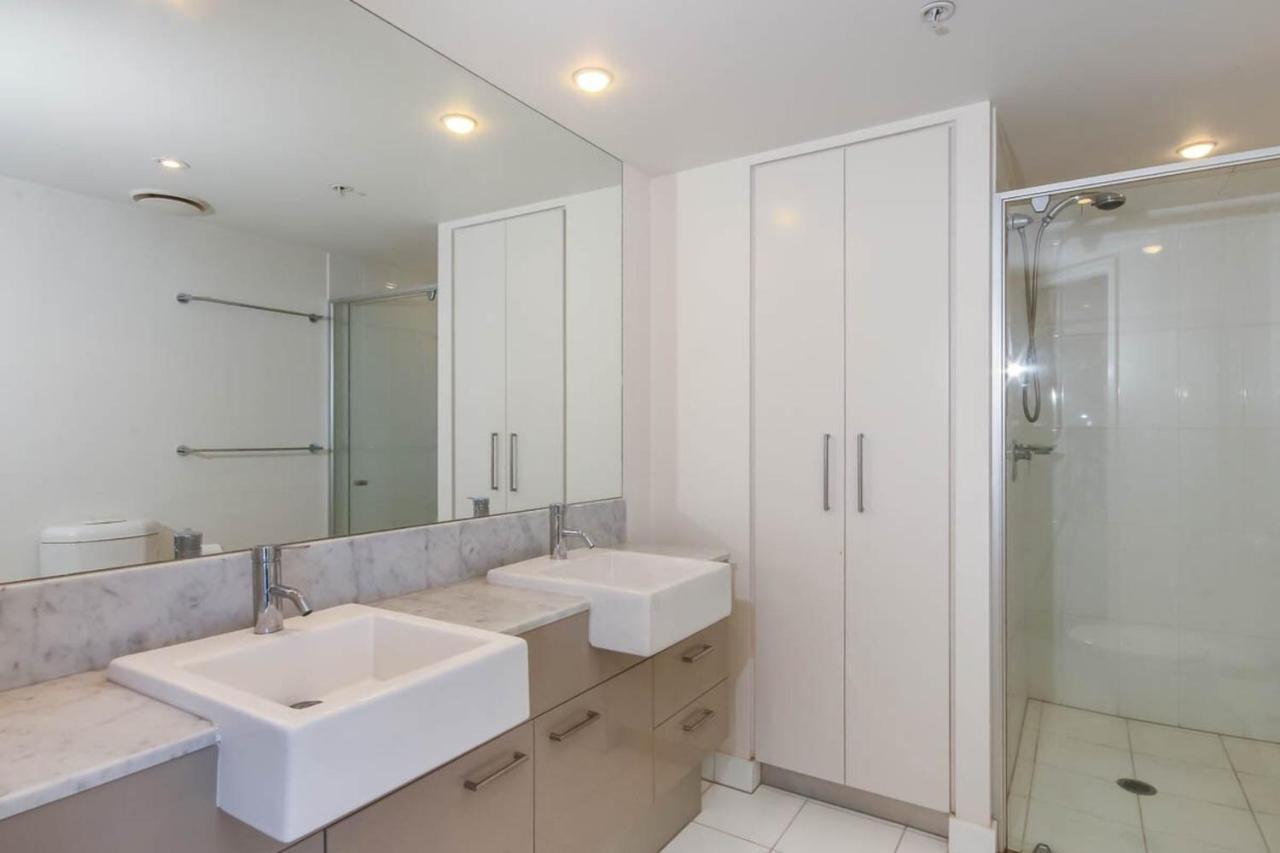 Spacious 3 Bedroom On The 39th Floor With Pool Gold Coast