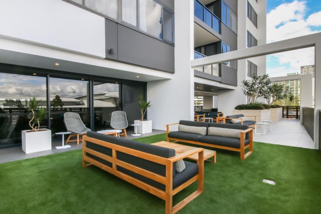 Luxurious 2 Bedroom Brand New With Amazing Hinterland Views *