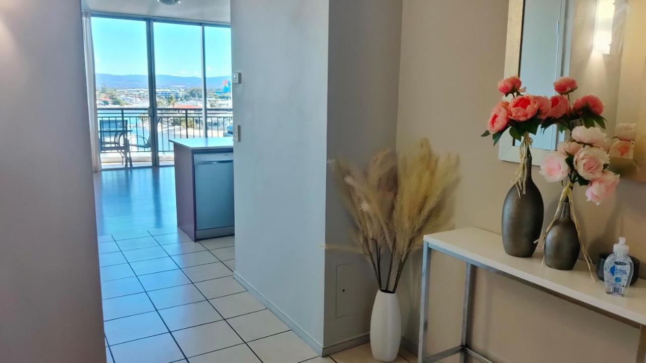 Towers Of Chevron Renaissance Apartment