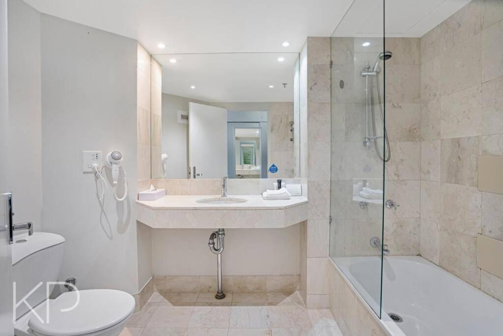 Enjoy Fantastic Ocean Views In Surfers Paradise!