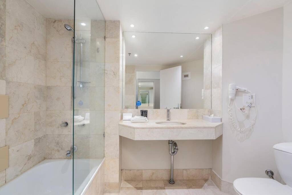 Relax In Luxury In Surfers Paradise! *
