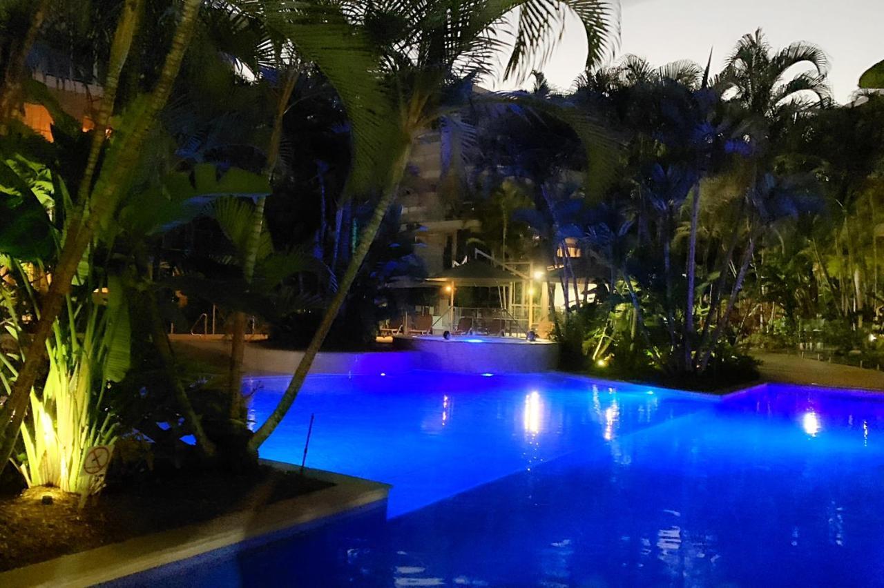 2 Bedroom , Hope Island , Living *