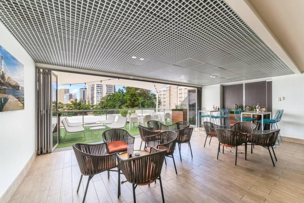 Enjoy Fantastic Ocean Views In Surfers Paradise! Apartment