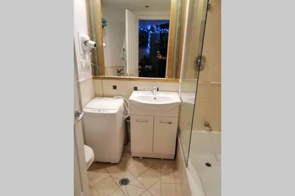 Surfers Ocean View. Large Fridge, Washing Machine, Wifi * Gold Coast