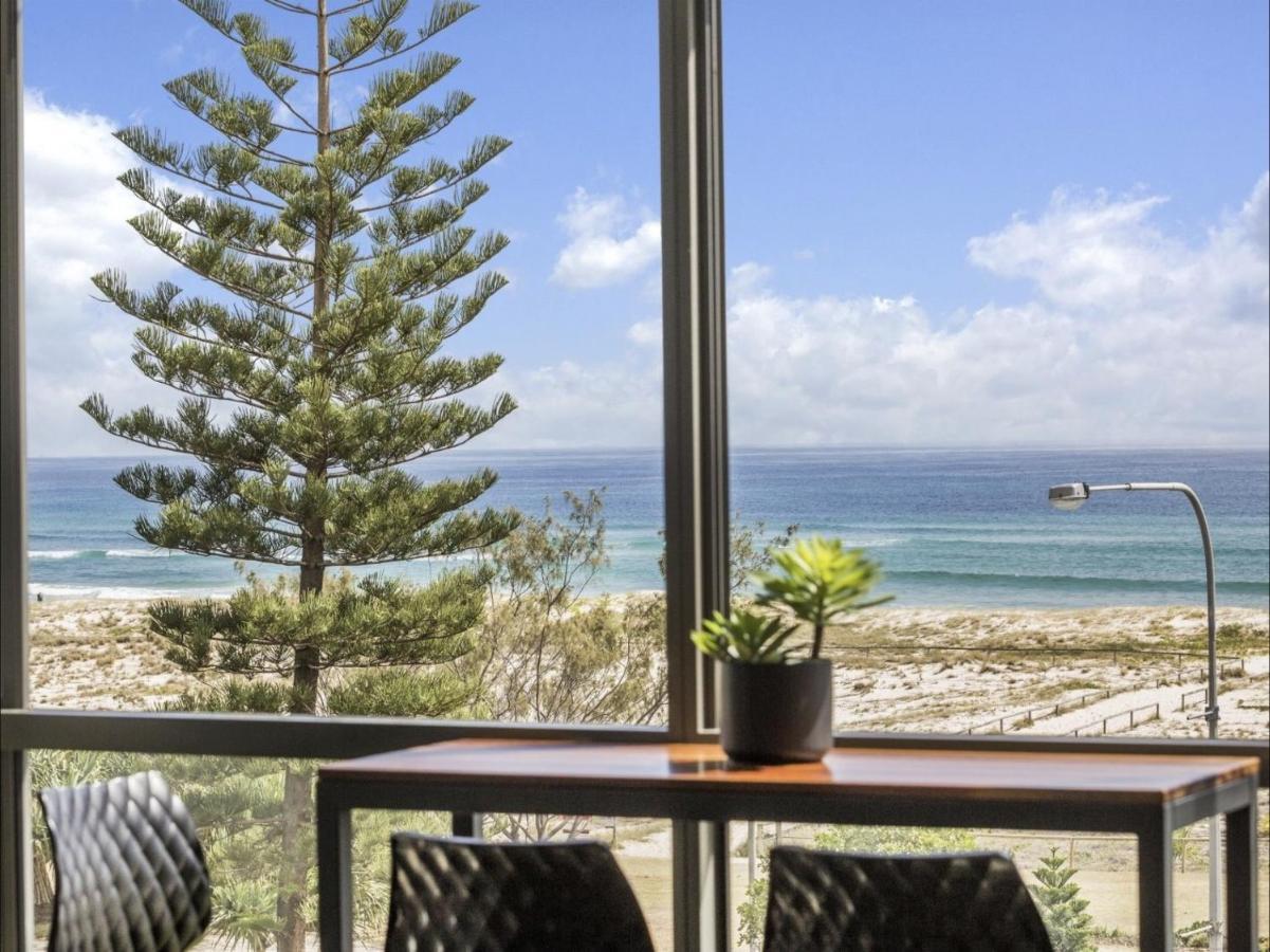 Kirra Waves