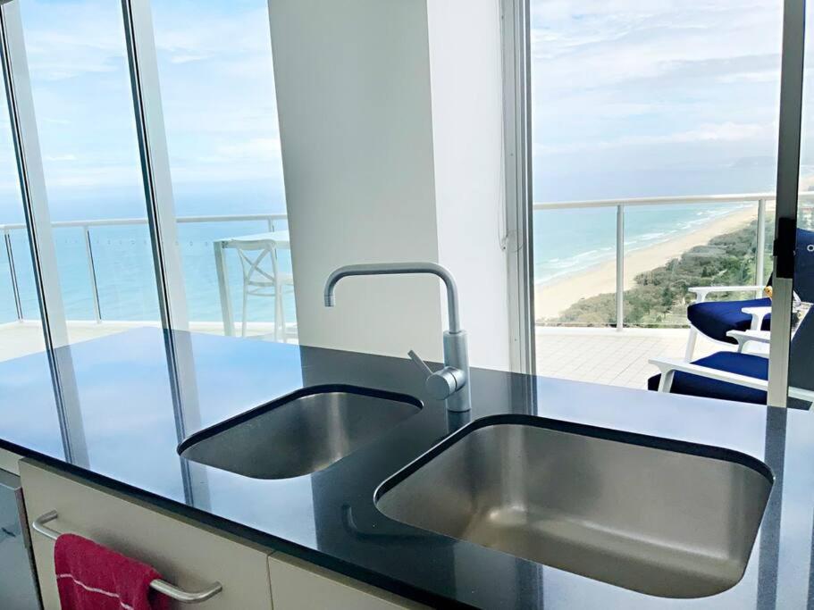 Air On Broadbeach Beachfront 2level Stunning With 180 Degree Views Gold Coast