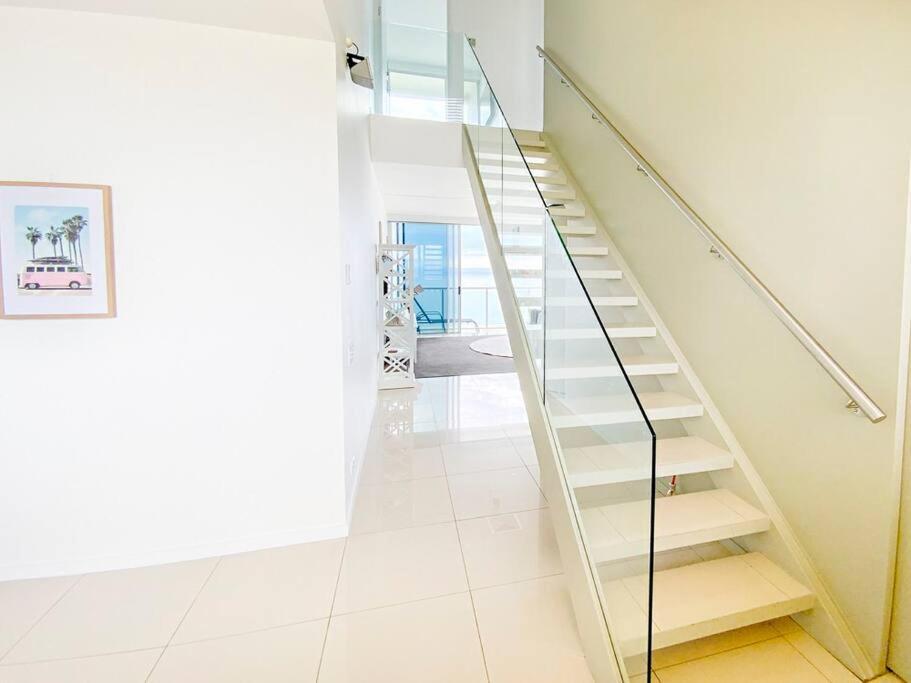 Air On Broadbeach Beachfront 2level Stunning With 180 Degree Views Apartment