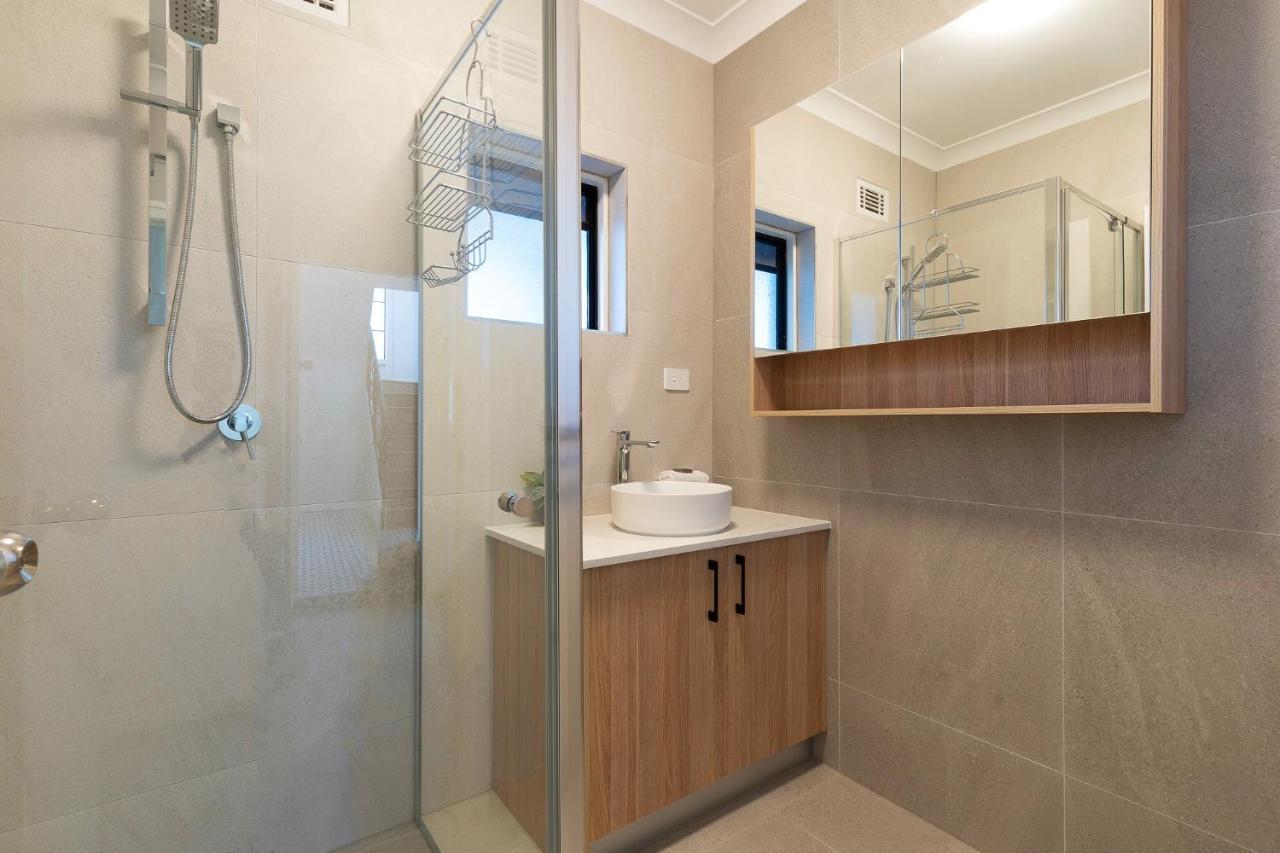 Surfers Paradise Unique 7-bedrooms Waterfront Villa *