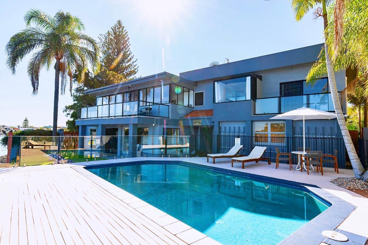 Surfers Paradise Unique 7-bedrooms Waterfront * Gold Coast