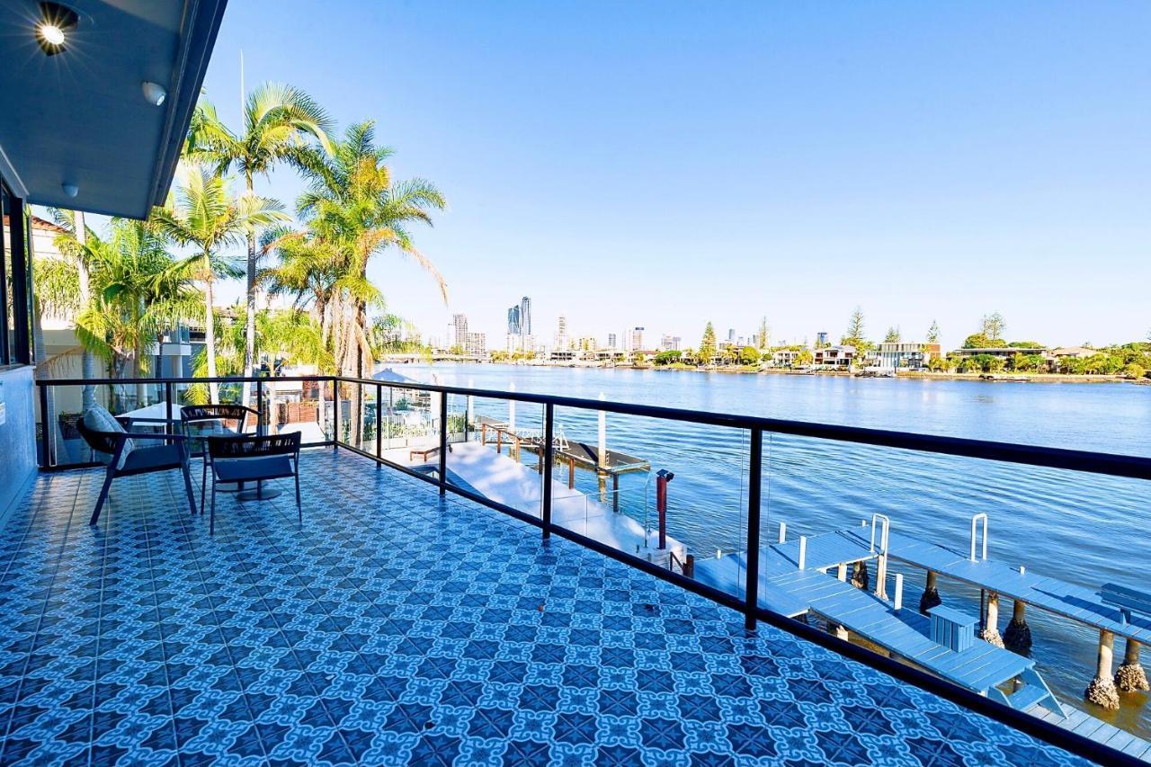 Surfers Paradise Unique 7-bedrooms Waterfront *