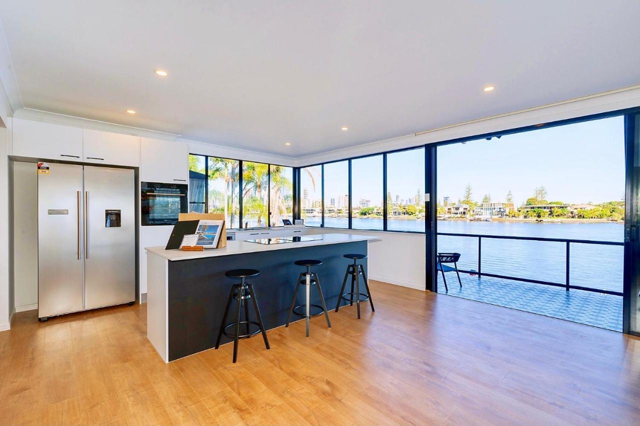 Surfers Paradise Unique 7-bedrooms Waterfront Villa *