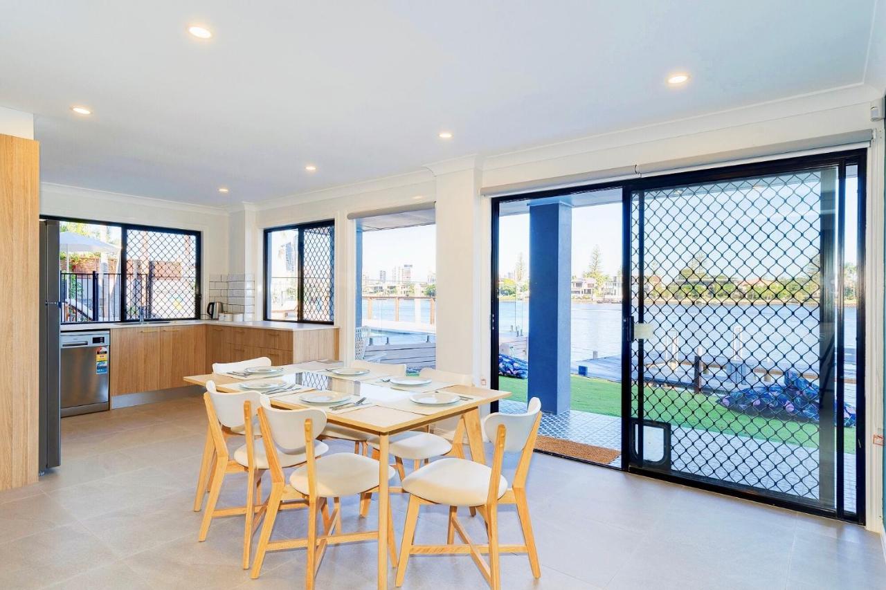 Surfers Paradise Unique 7-bedrooms Waterfront Villa *