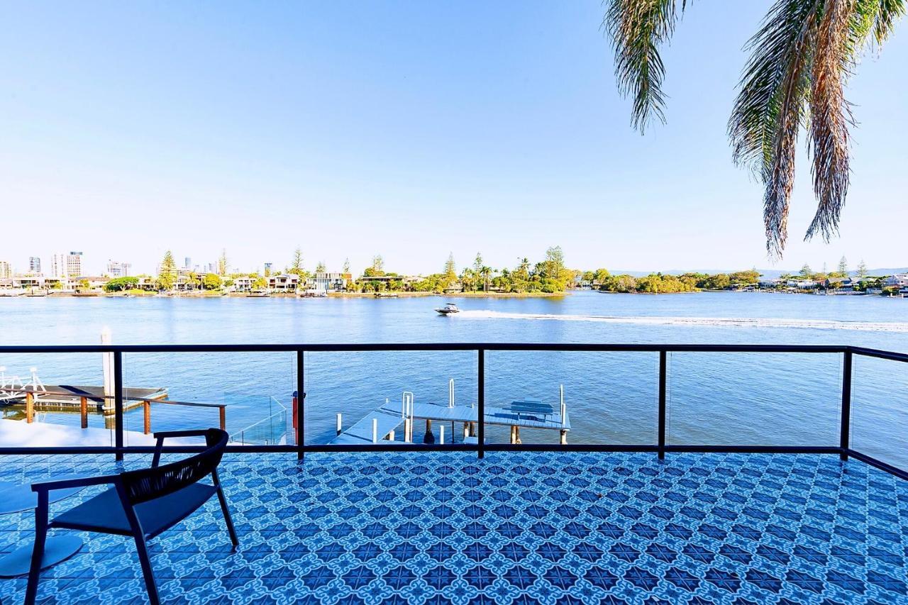 Surfers Paradise Unique 7-bedrooms Waterfront *