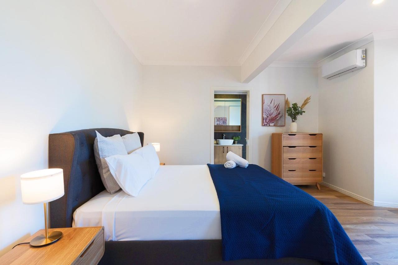 Surfers Paradise Unique 7-bedrooms Waterfront Villa