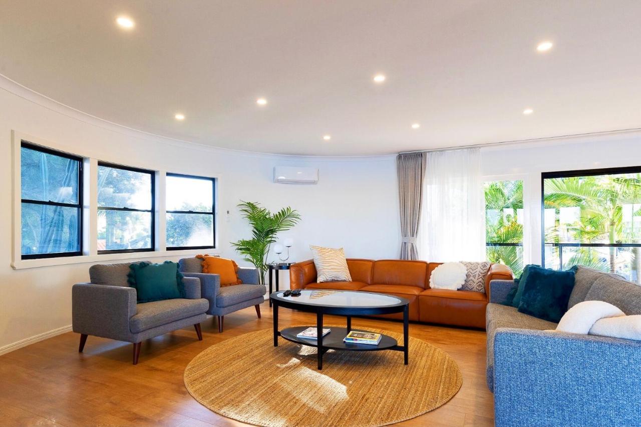 Surfers Paradise Unique 7-bedrooms Waterfront *