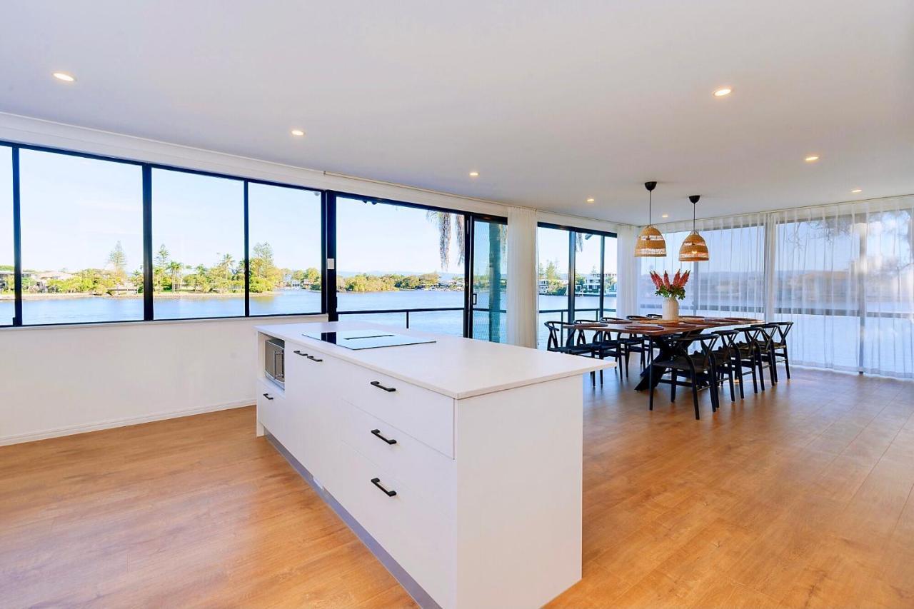 Surfers Paradise Unique 7-bedrooms Waterfront Villa Gold Coast