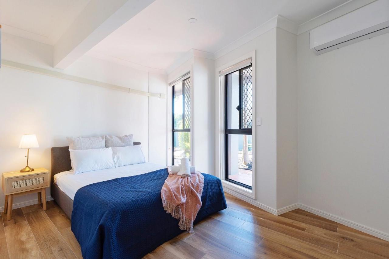 Surfers Paradise Unique 7-bedrooms Waterfront *