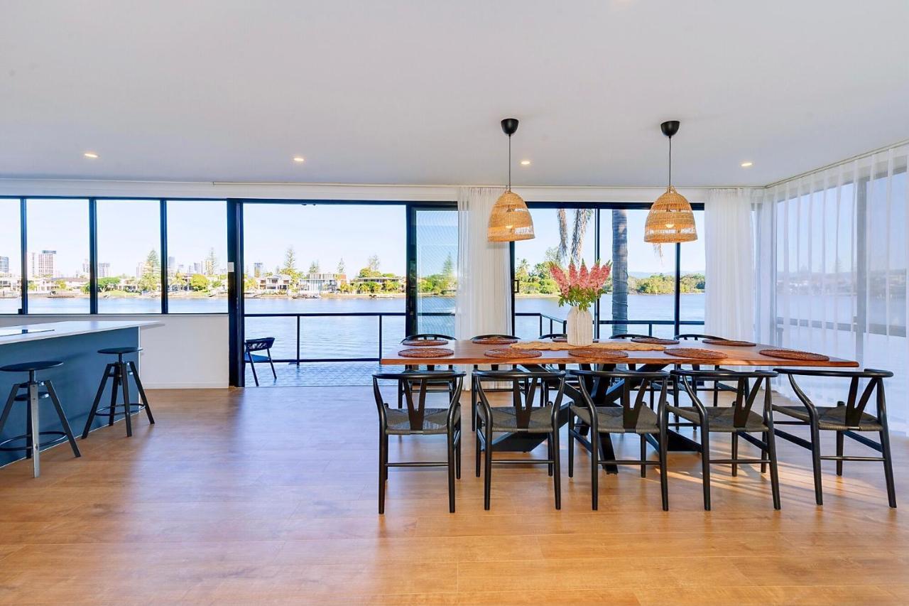 Surfers Paradise Unique 7-bedrooms Waterfront *