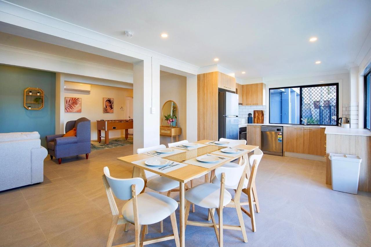 Surfers Paradise Unique 7-bedrooms Waterfront * Gold Coast