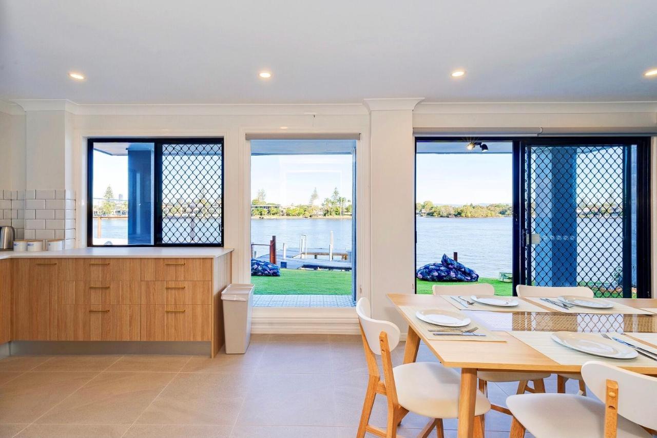 Villa Surfers Paradise Unique 7-bedrooms Waterfront