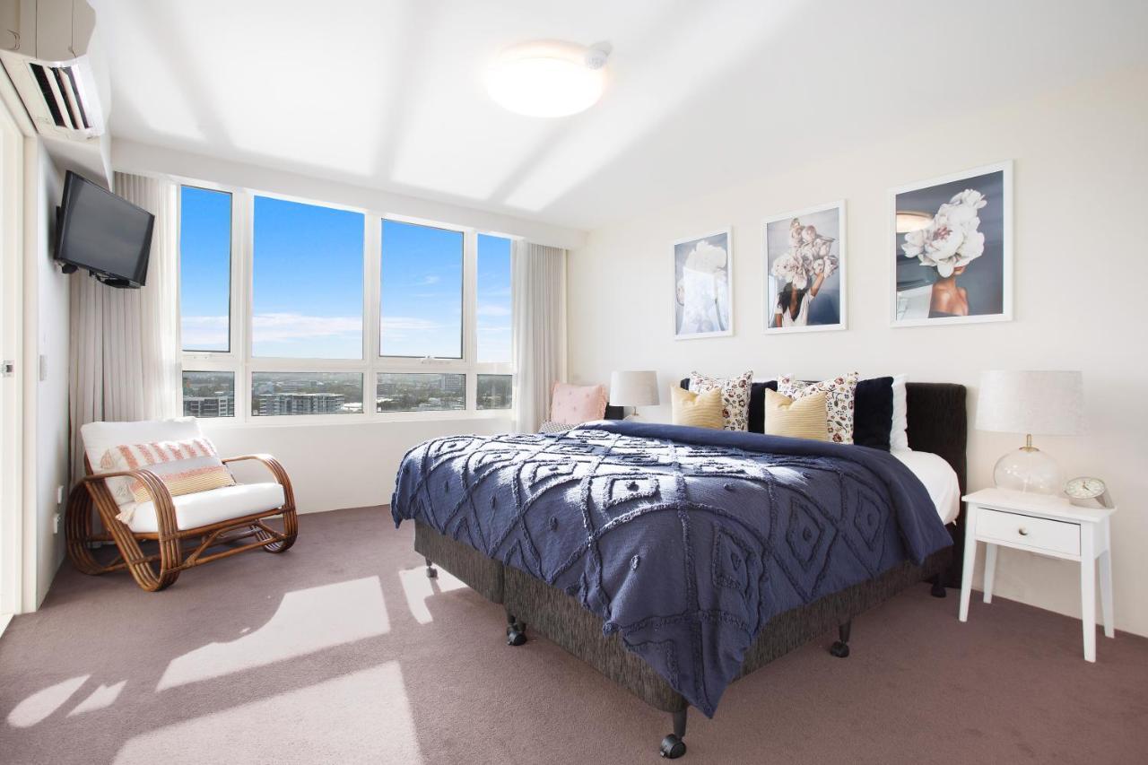 Relax With & River Views In 3br W/ Pool Apartment *