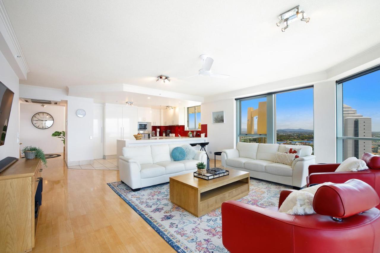 Style 3br Unit W/ Huge Entertainers Balcony * Gold Coast