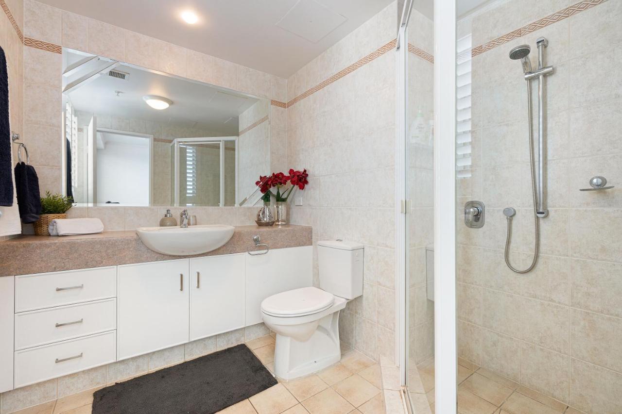 Style 3br Unit W/ Huge Entertainers Balcony