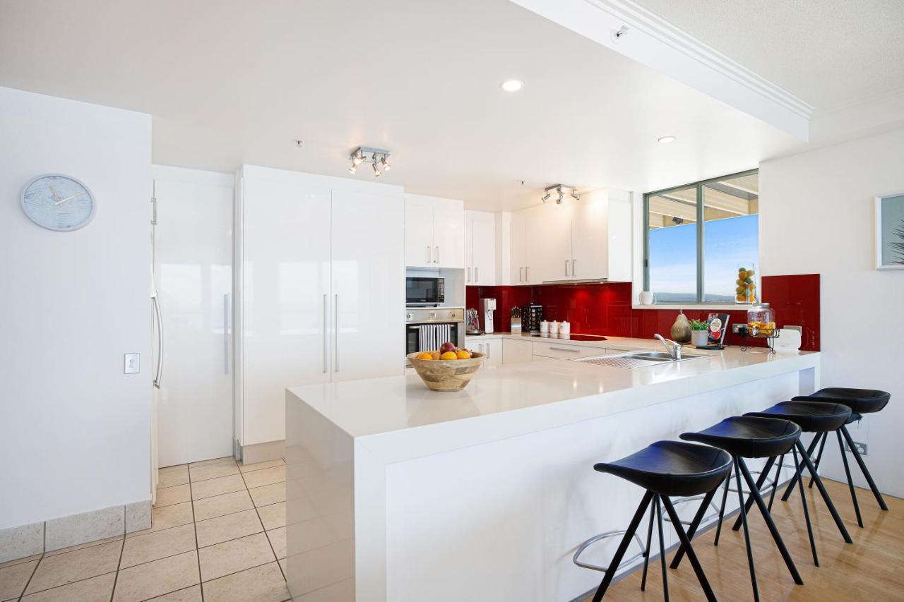 Style 3br Unit W/ Huge Entertainers Balcony * Gold Coast