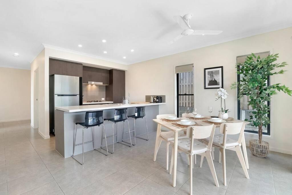 Theme Parks Up To 8 Guests Modern House * Gold Coast