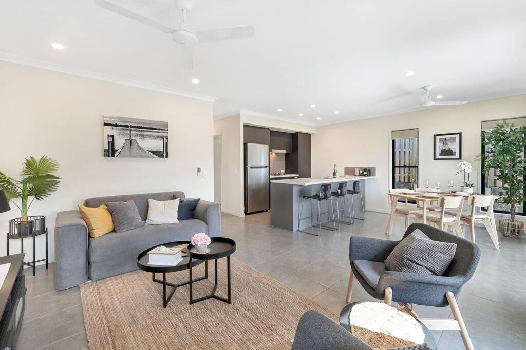 Holiday home Theme Parks Up To 8 Guests Modern House Gold Coast