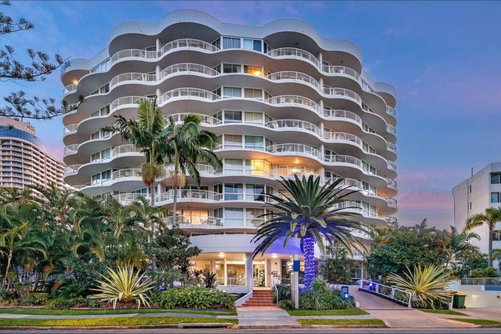 Surfers/broadbeach Pool View. Free Parking & Wifi *