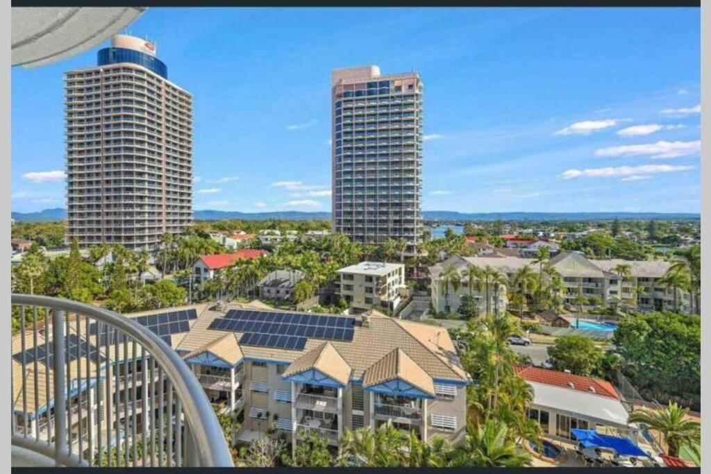 Surfers/broadbeach Pool View. Free Parking & Wifi * Gold Coast