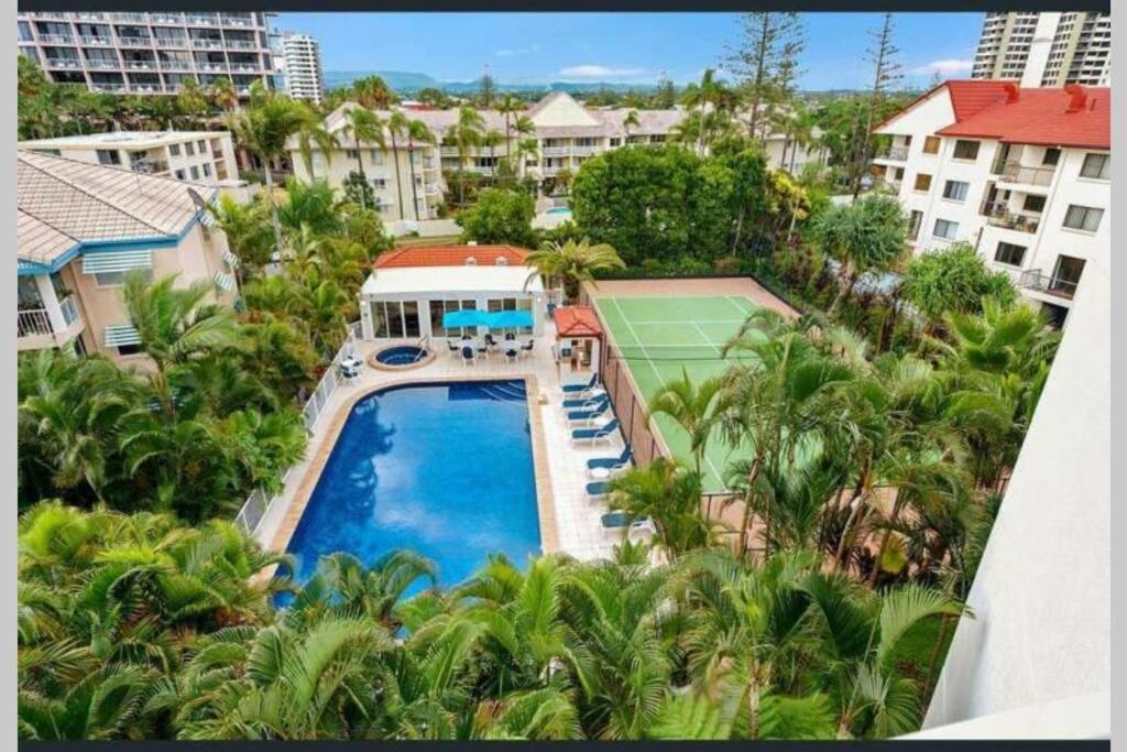Surfers/broadbeach Pool View. Free Parking & Wifi Apartment *