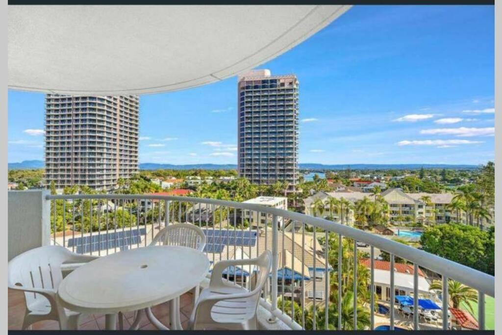 Apartment Surfers/broadbeach Pool View. Free Parking & Wifi *
