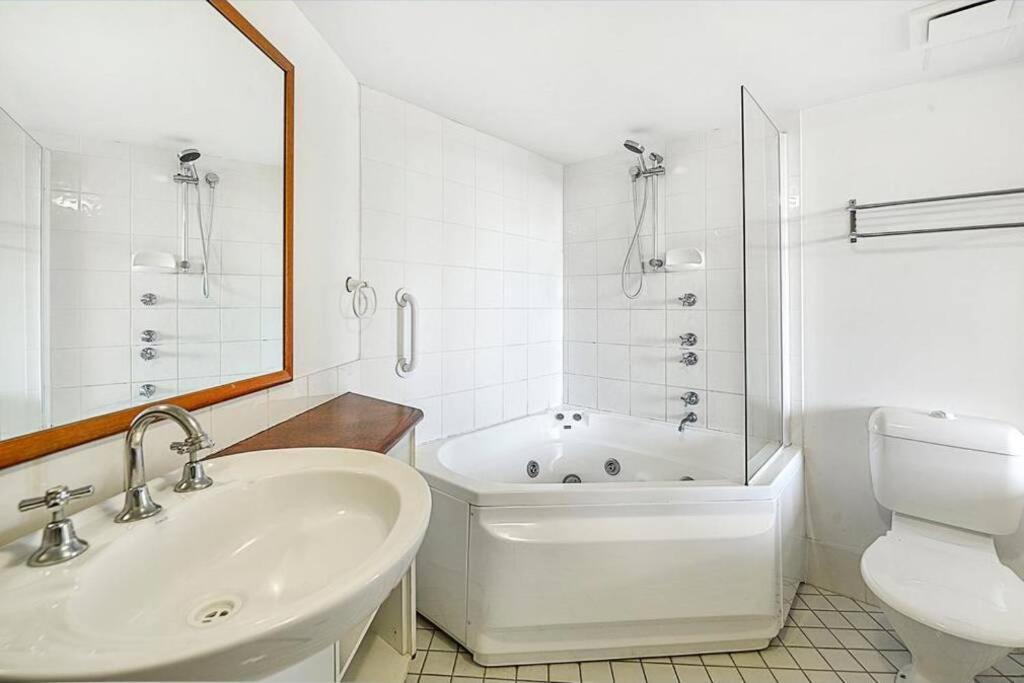 Apartment Surfers/broadbeach Pool View. Free Parking & Wifi Gold Coast