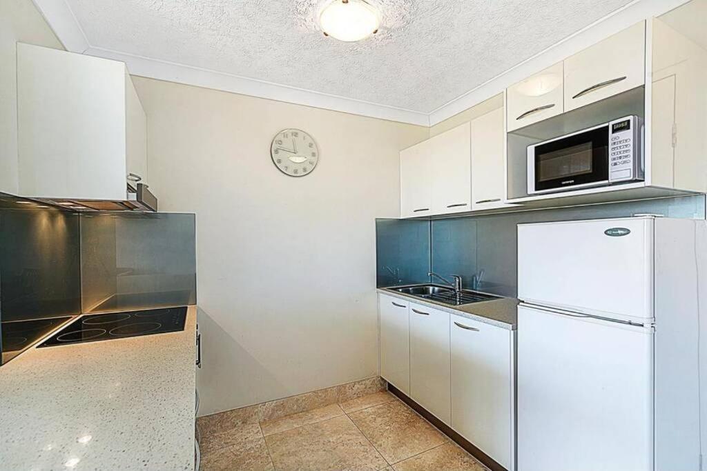 Surfers/broadbeach Pool View. Free Parking & Wifi Gold Coast