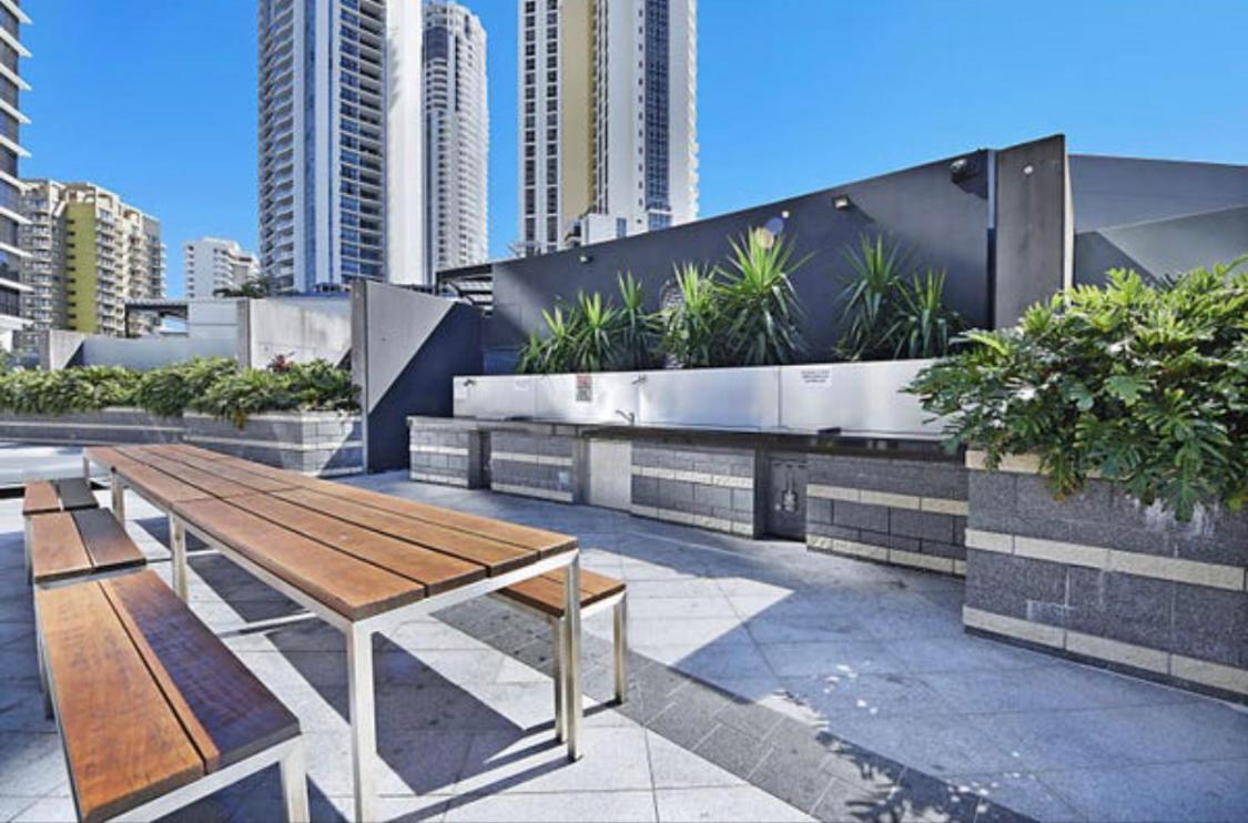 Circle On Cavill Sub Penthouse W/ 4 Bedrooms Apartment *