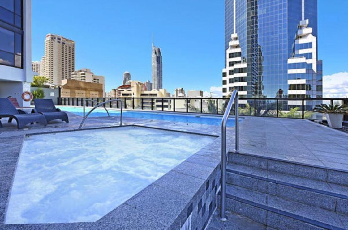 Circle On Cavill Sub Penthouse W/ 4 Bedrooms Apartment *