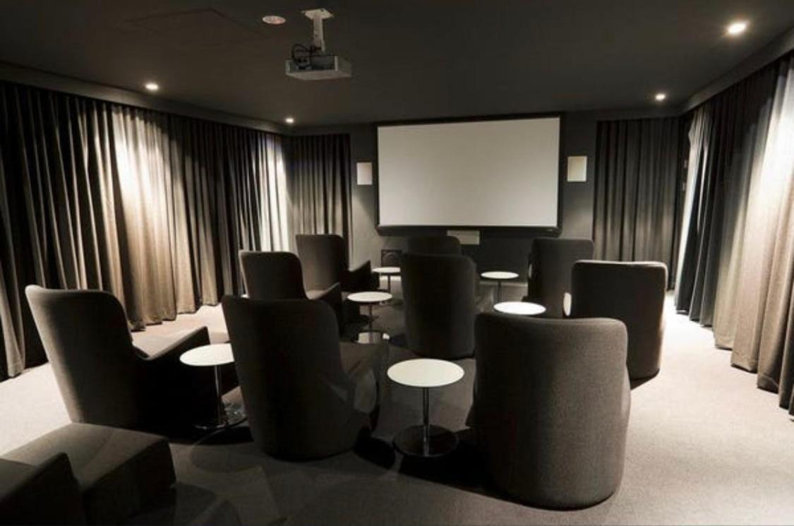 Circle On Cavill Sub Penthouse W/ 4 Bedrooms Apartment *