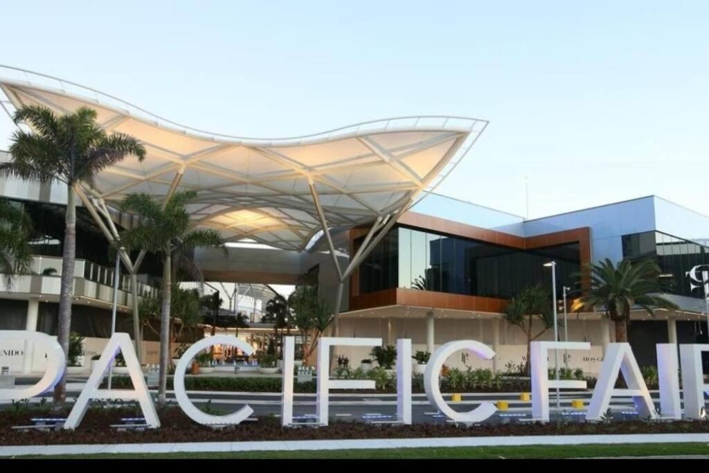 Broadbeach Victoria Square * Gold Coast