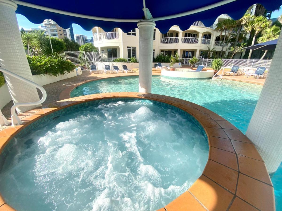 Beachfront Romantic Getaway - Surfers Paradise Apartamento