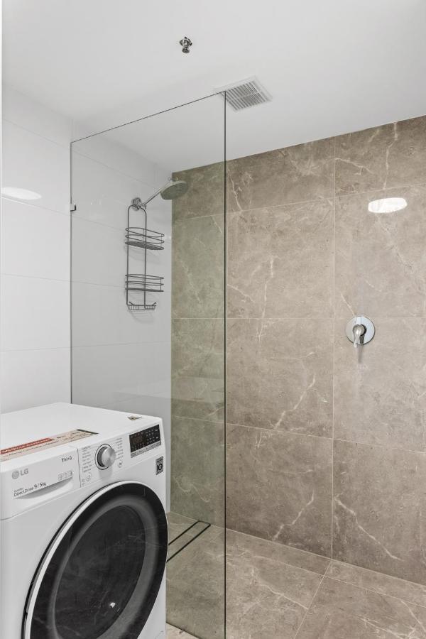 Oceanfront Studio With Pools, Gym & Tennis Court Gold Coast