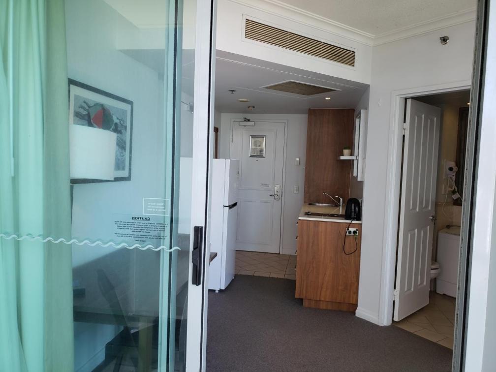 Apartment Surfers Ocean View. Large Fridge, Washing Machine, Wifi Gold Coast